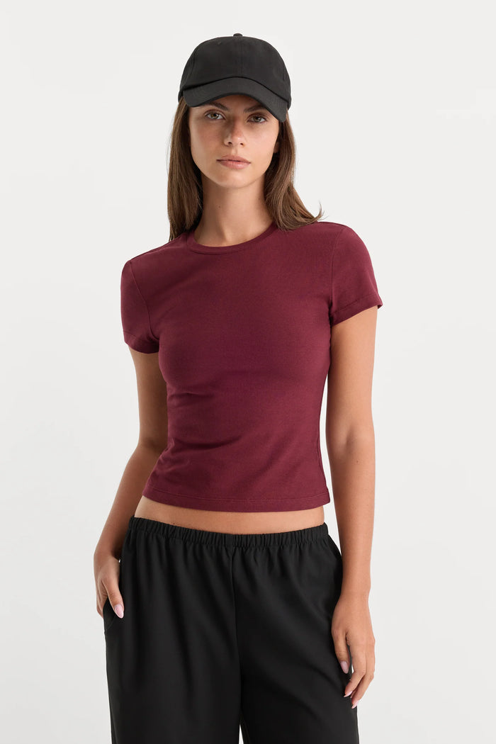 Good American The Baby Tee Berry Noir